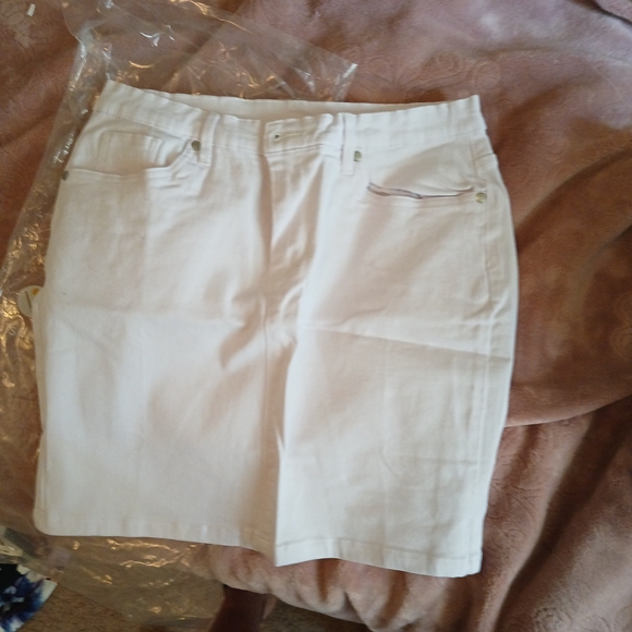 VENUS Classic White Skirt - Picture 1 of 3